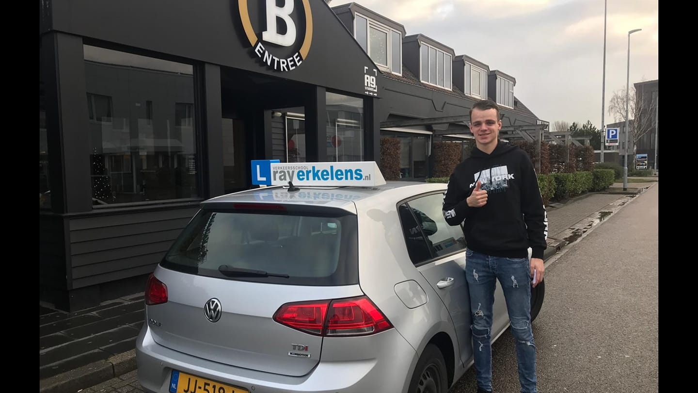 Mart Deijle is vandaag geslaagd voor z'n rijbewijs.